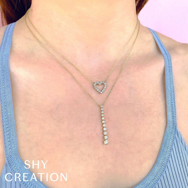 Diamond drop necklace in yellow gold.