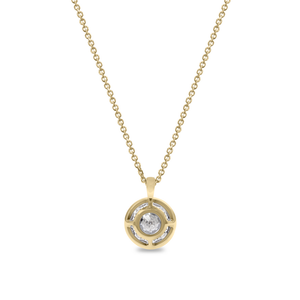 18K yellow gold pendant with lab-grown diamond.