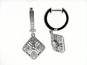 Dangle diamond earrings in white gold.