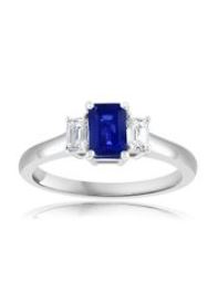 Emerald sapphire ring in white gold.