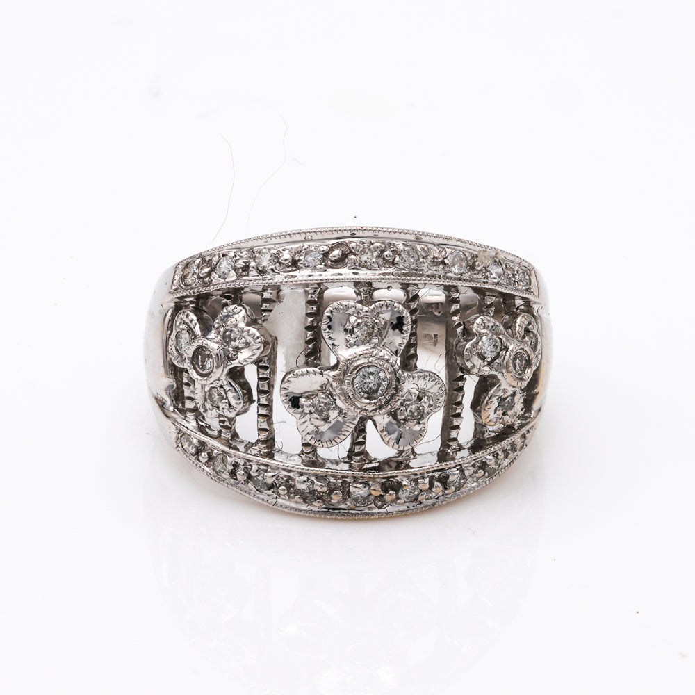 Floral diamond ring in 18K white gold.