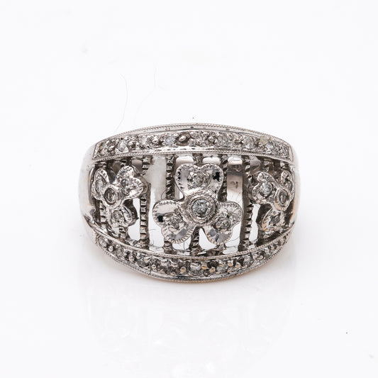 Floral diamond ring in 18K white gold.