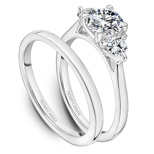 Three-stone diamond ring in white gold.