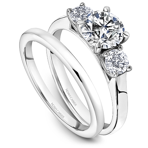 Three-stone diamond ring in white gold.
