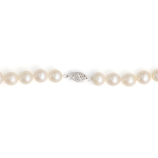 Pearl necklace with white gold clasp.