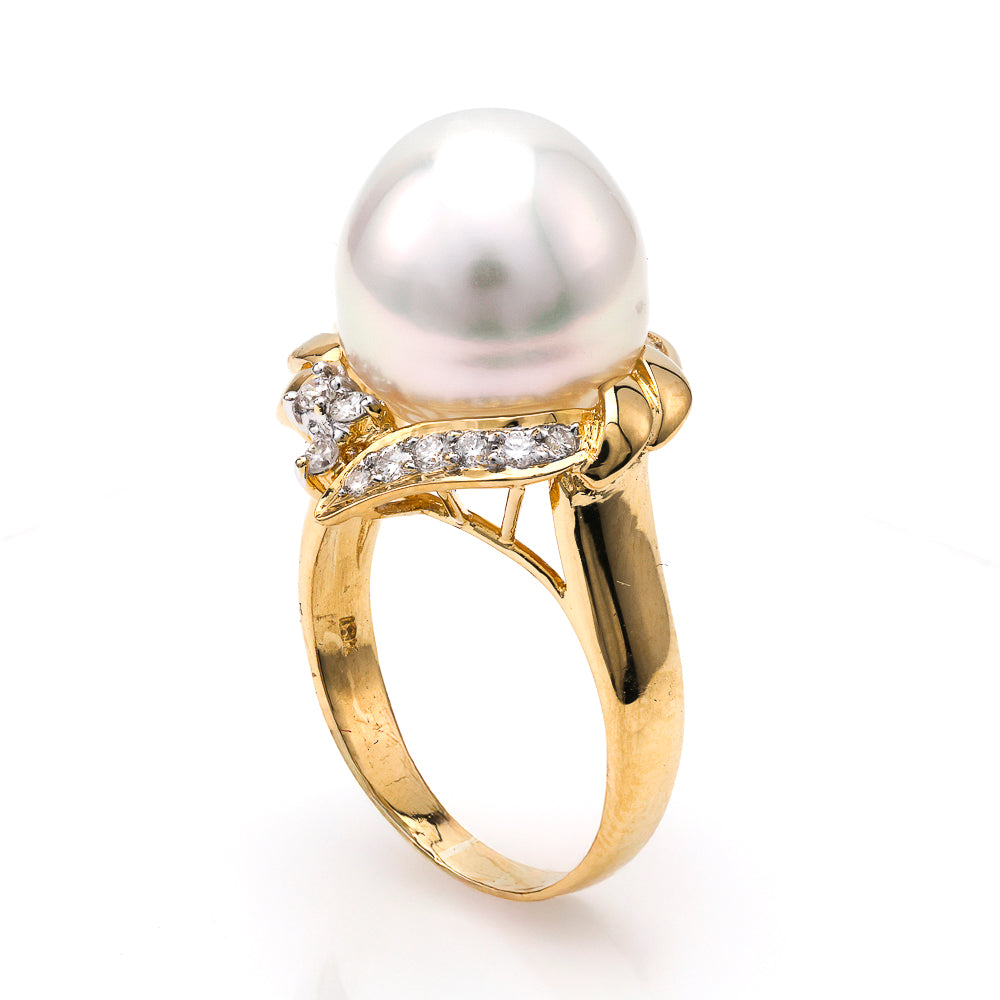 18K gold ring with pearl and diamonds.