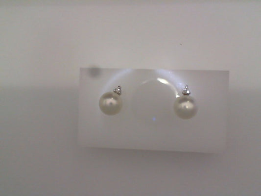 Pearl and diamond stud earrings in white gold.