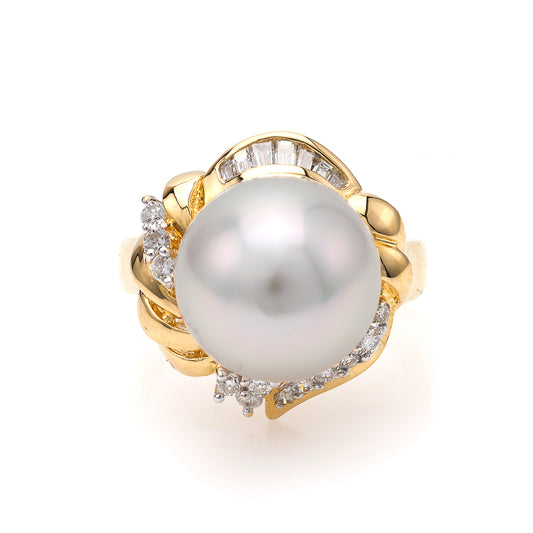 18K gold ring with pearl and diamonds.