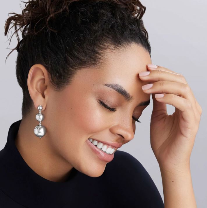 Sterling silver polished drop earrings.