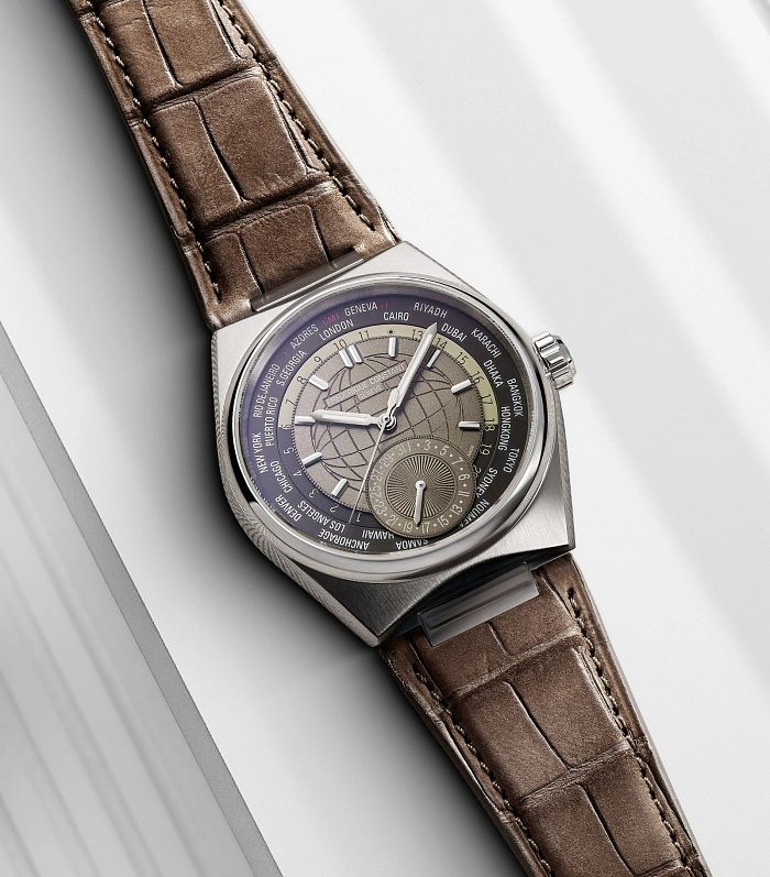 Brown dial, stainless steel case, leather strap.