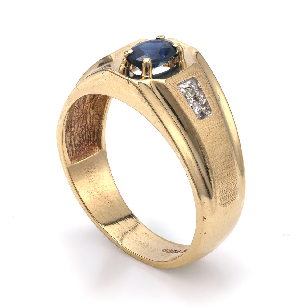Oval sapphire ring with diamonds, yellow gold.