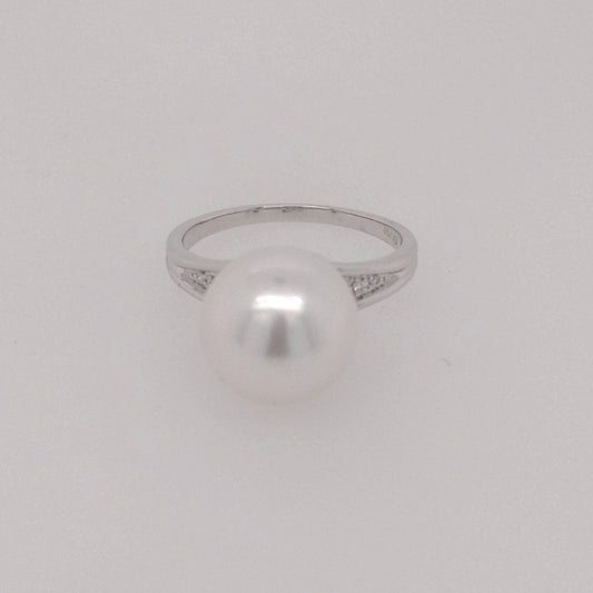 South Sea Pearl ring in white gold.