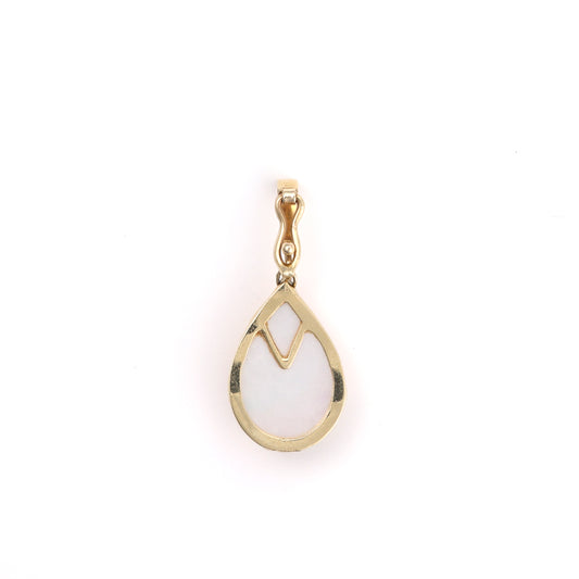 Teardrop gold pendant with white pearl.