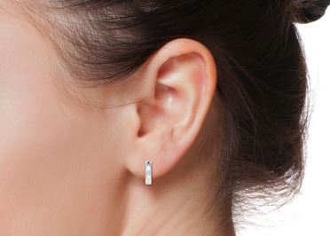 Huggie earrings with round diamonds in white gold.