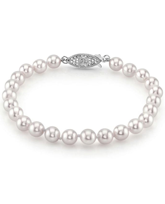 Pearl bracelet with white gold clasp.