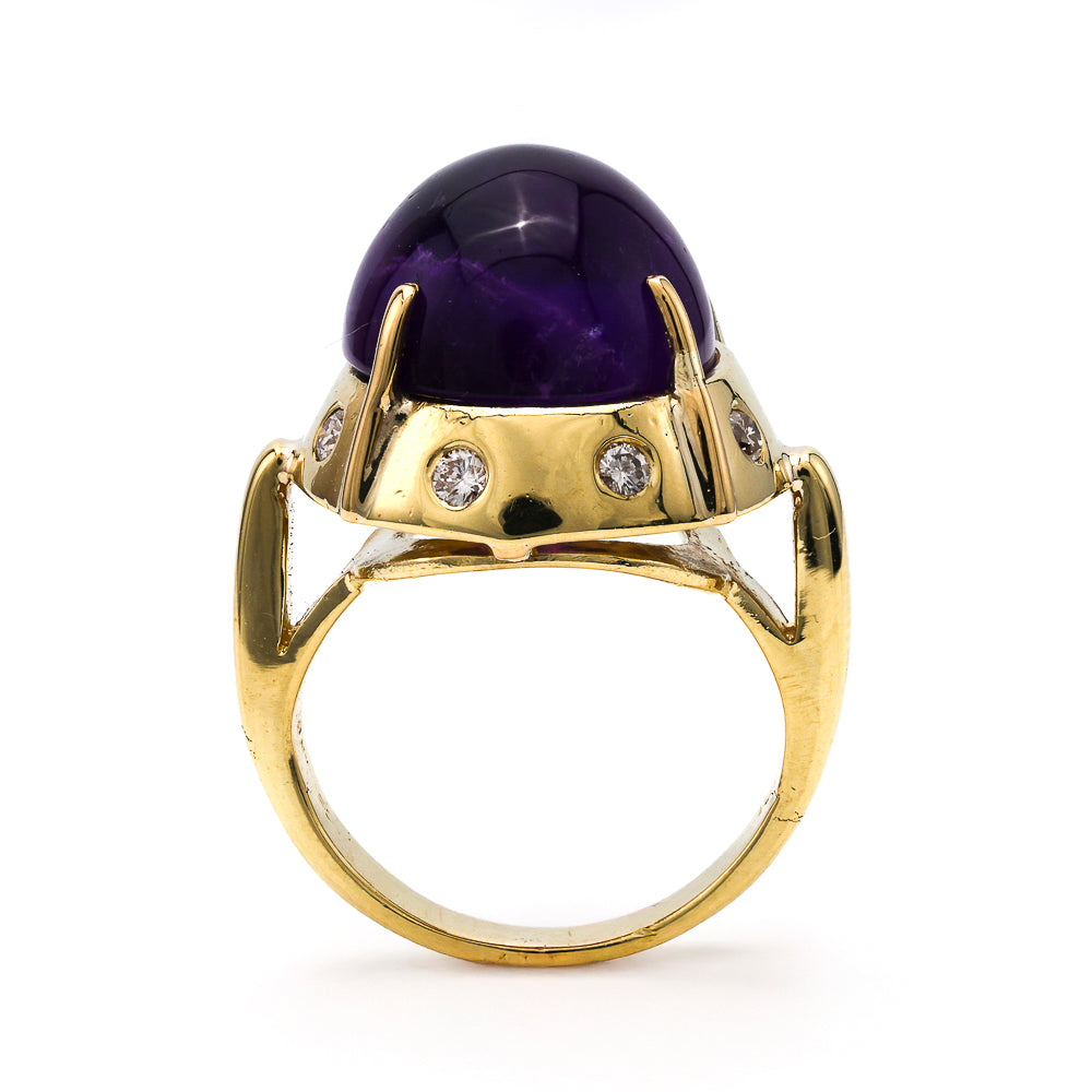 18K gold ring with cabochon amethyst.