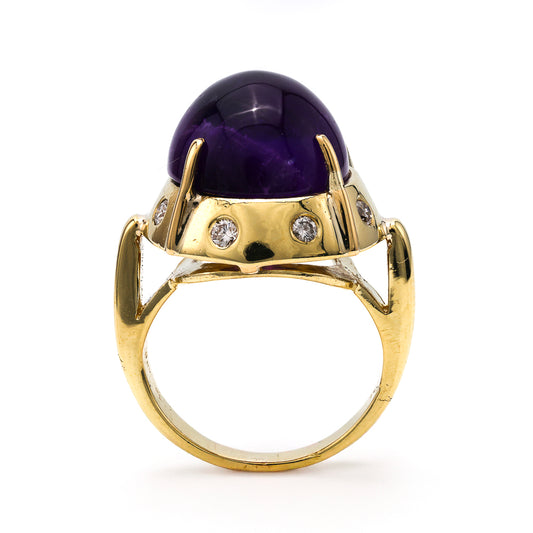 18K gold ring with cabochon amethyst.