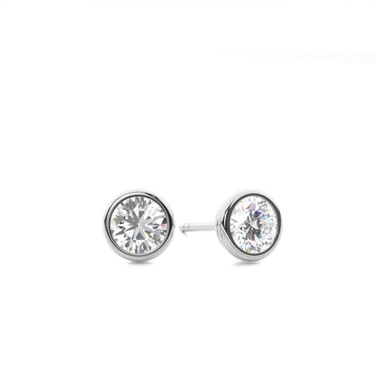 18K white gold diamond stud earrings.