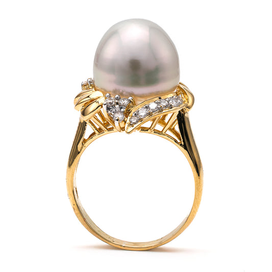 18K gold ring with pearl and diamonds.
