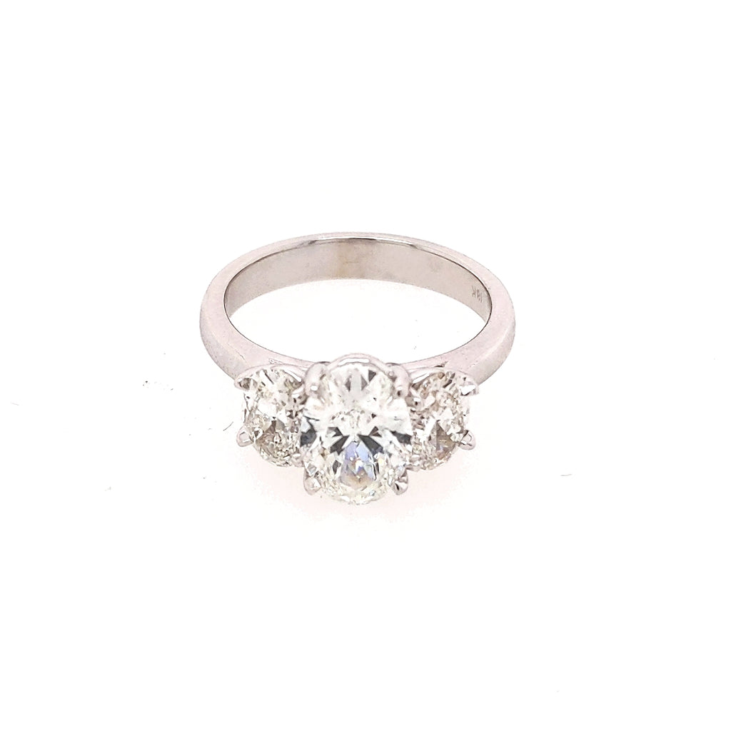 Three-stone diamond ring in white gold.