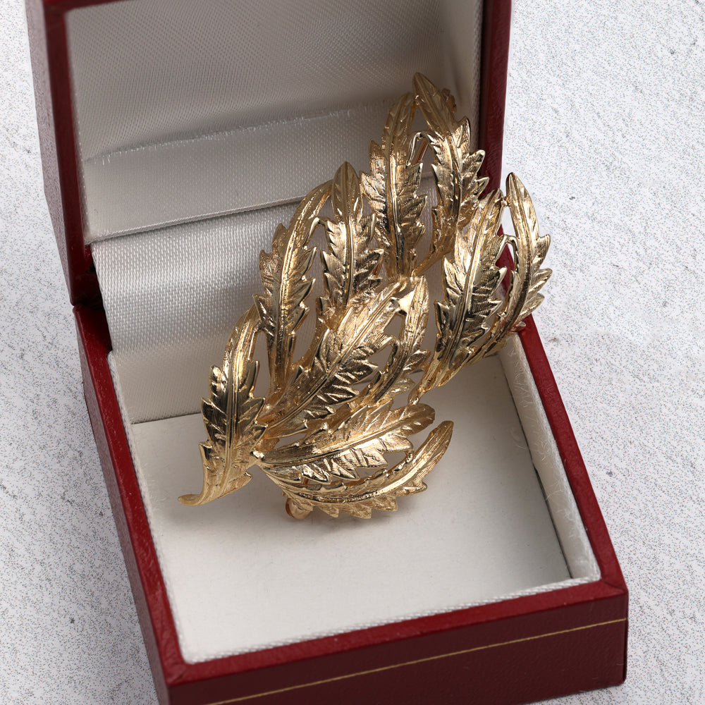 Brushed leaf pin in 14K yellow gold.