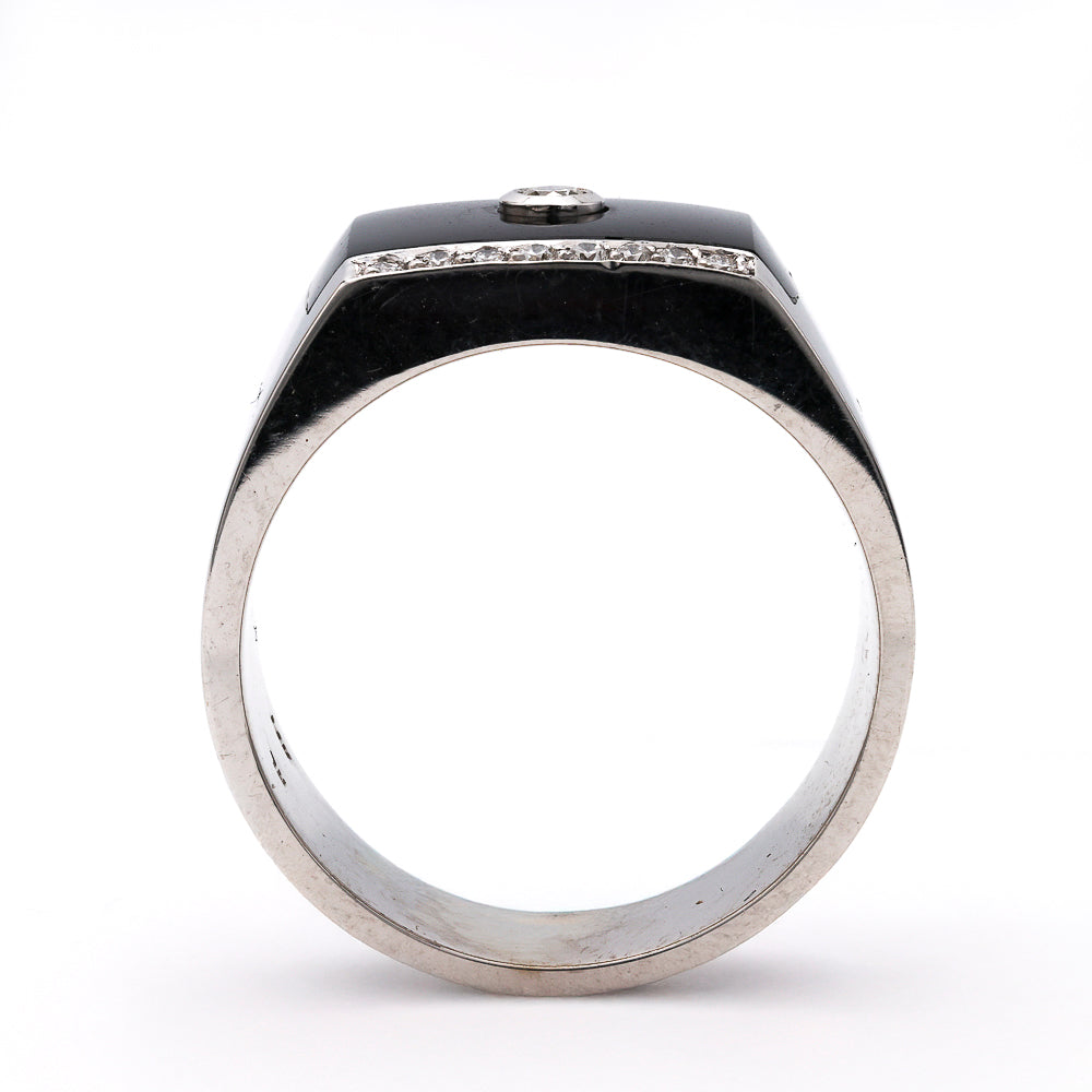 Onyx ring with diamond in white gold.