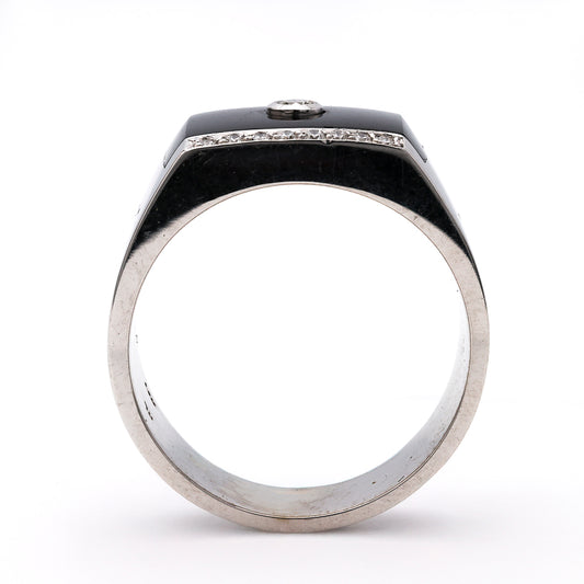 Onyx ring with diamond in white gold.