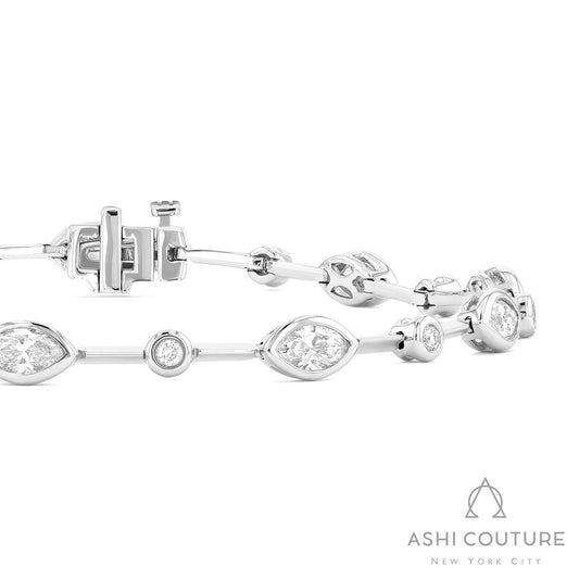 18K white gold bracelet with diamond shapes.