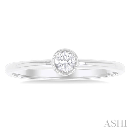 White gold ring with round diamond centerpiece.