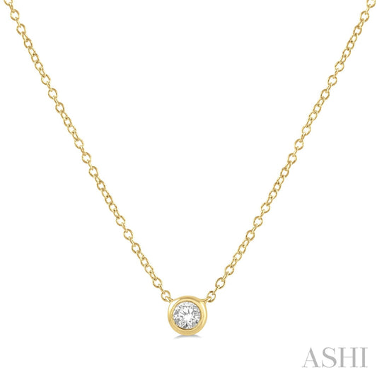Yellow gold necklace with round diamond pendant.