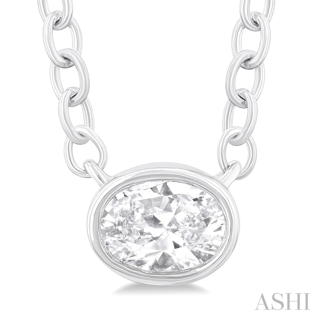 Oval diamond necklace in white gold.