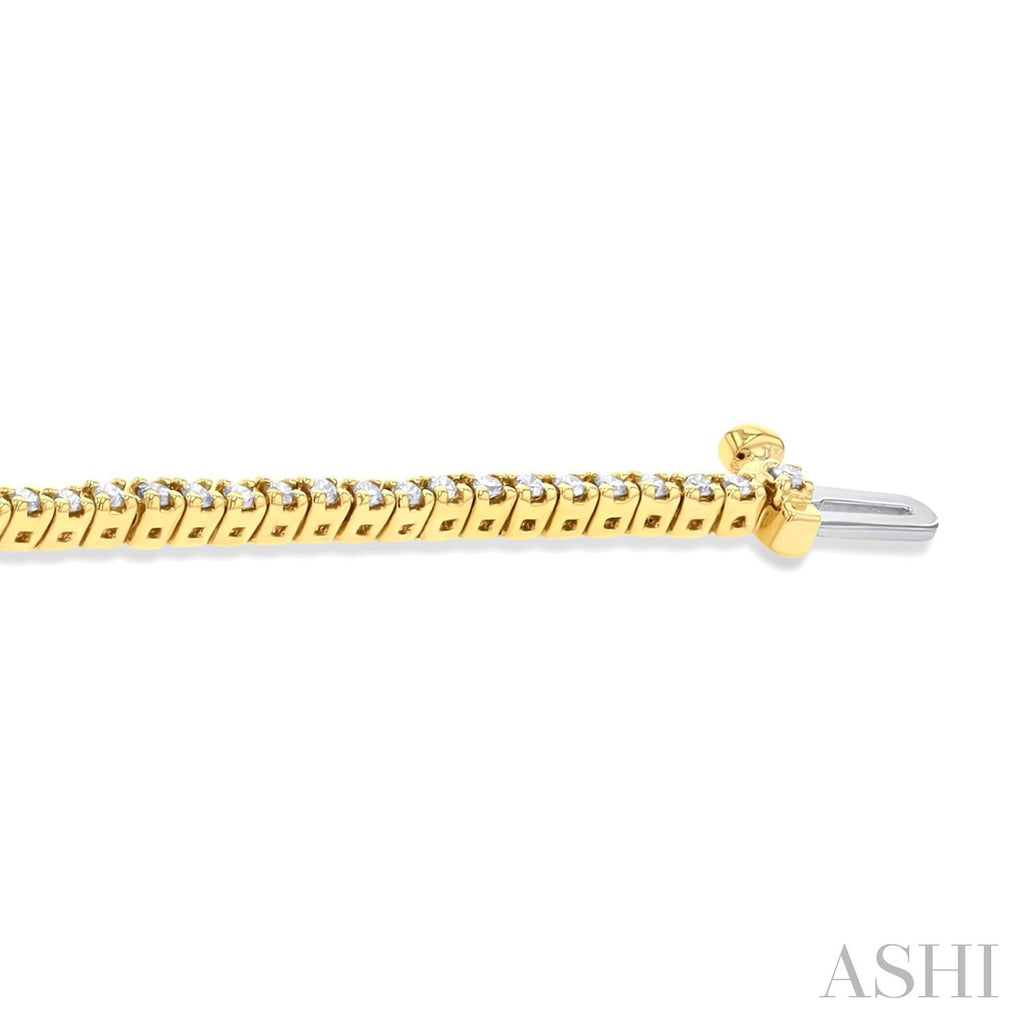 Yellow gold diamond tennis bracelet clasp.