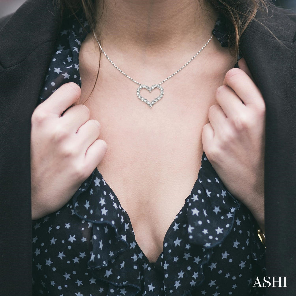 Heart-shaped diamond necklace in white gold.
