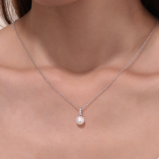 Freshwater pearl pendant on silver chain.
