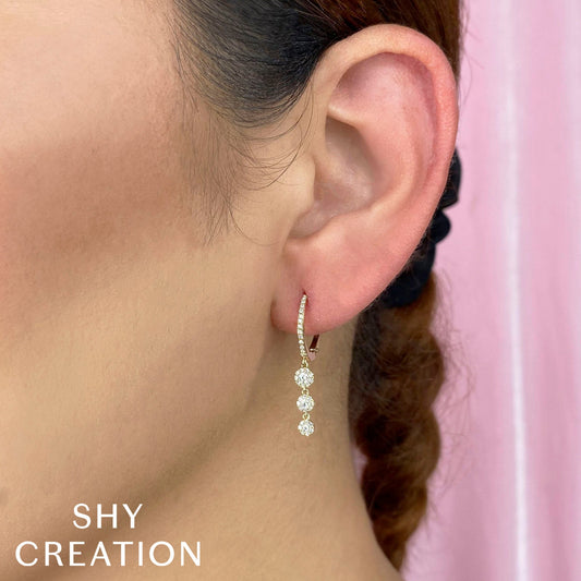 Diamond drop earrings in white gold.