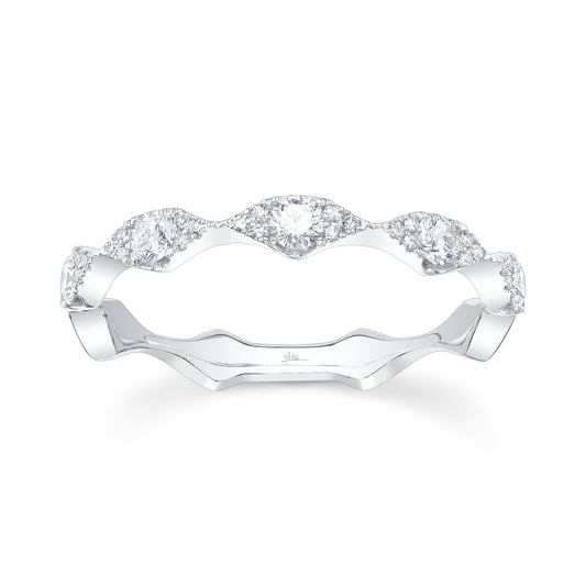 Wavy diamond ring in white gold.