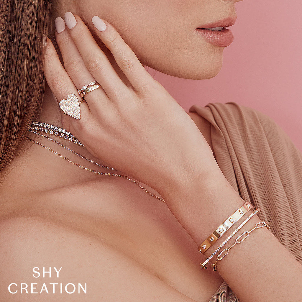 Paperclip bracelet with natural diamonds in gold.