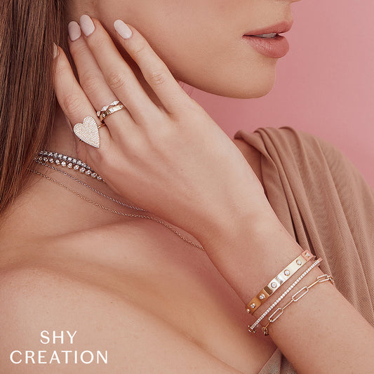 Paperclip bracelet with natural diamonds in gold.