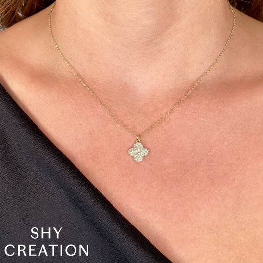 Clover-shaped diamond necklace on yellow gold.