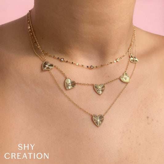 Heart-shaped diamond necklace in yellow gold.