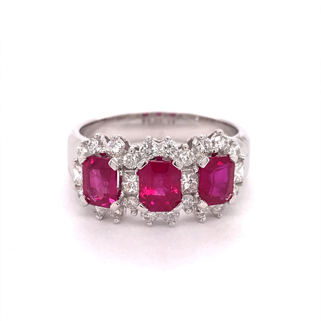 White gold ring with three rubies, diamonds.