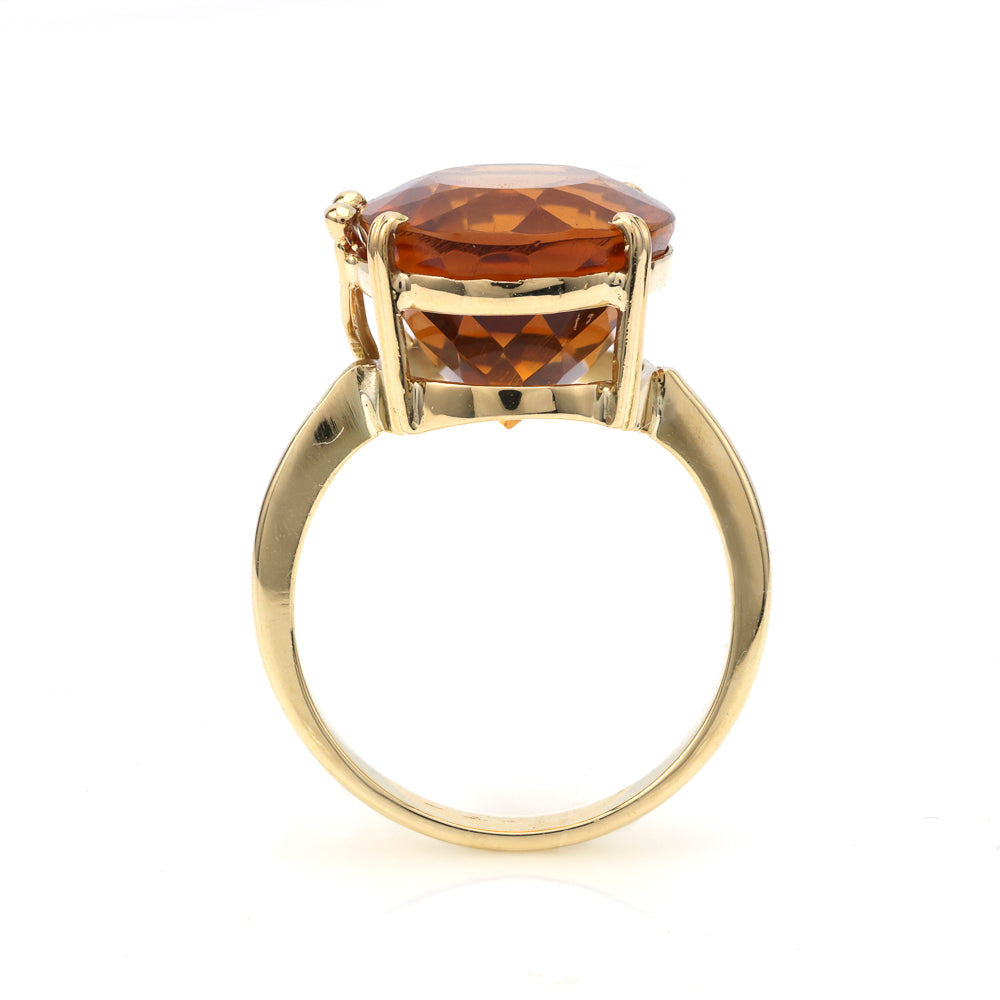Oval citrine ring in yellow gold.