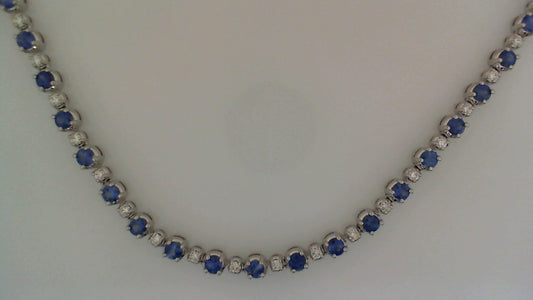 Sapphire and diamond necklace in white gold.