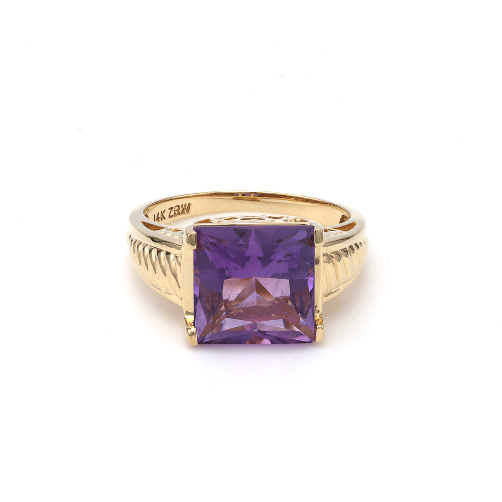 Princess amethyst ring in yellow gold.
