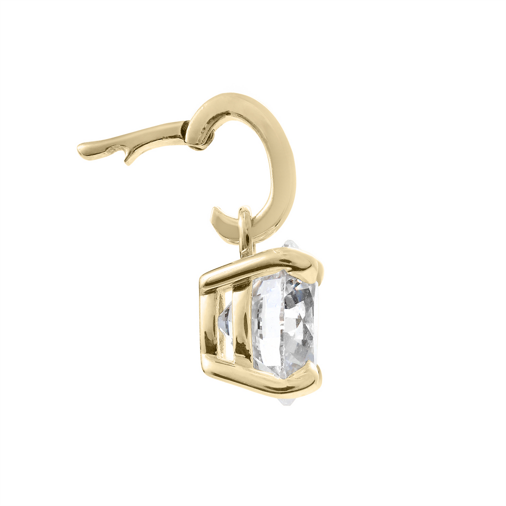 Yellow gold pendant with round diamond.
