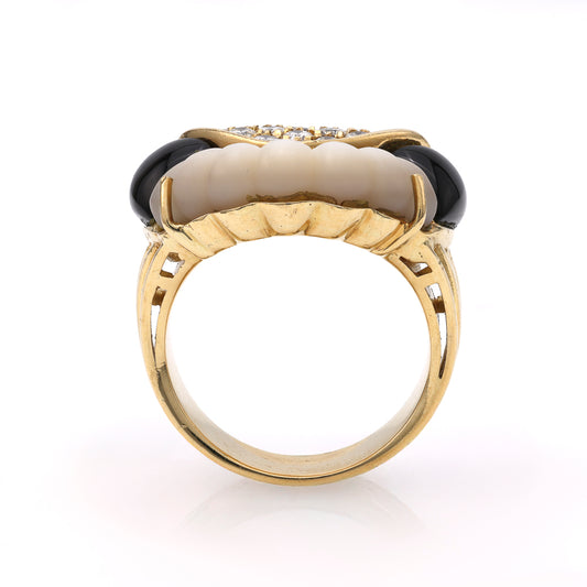 18K gold ring with onyx and diamonds.