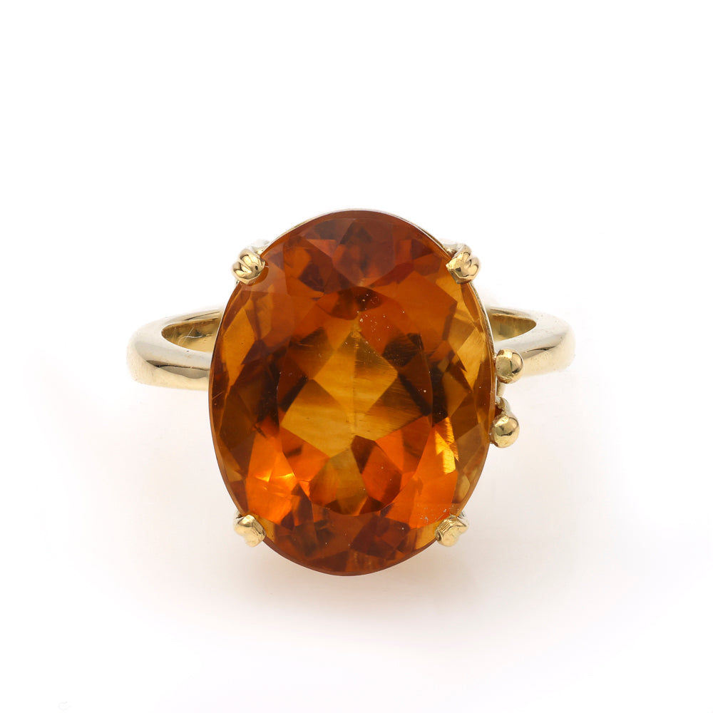 Oval citrine ring in yellow gold.