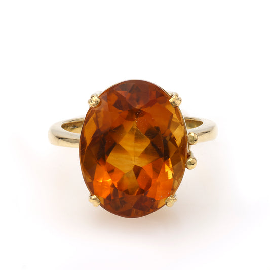 Oval citrine ring in yellow gold.
