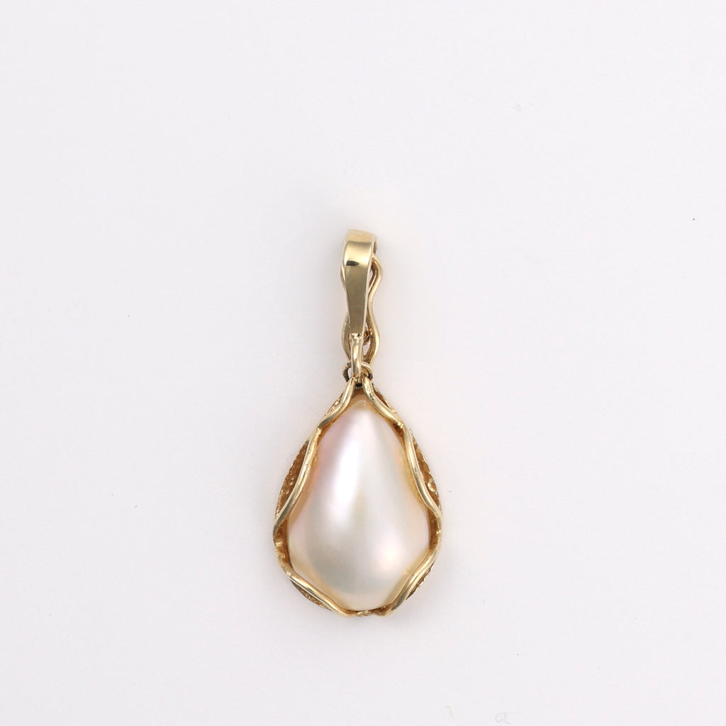 14K yellow gold pendant with Mabe' pearl.