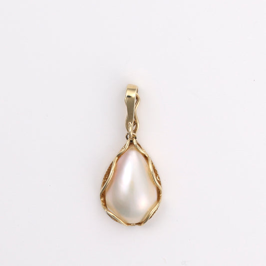 14K yellow gold pendant with Mabe' pearl.
